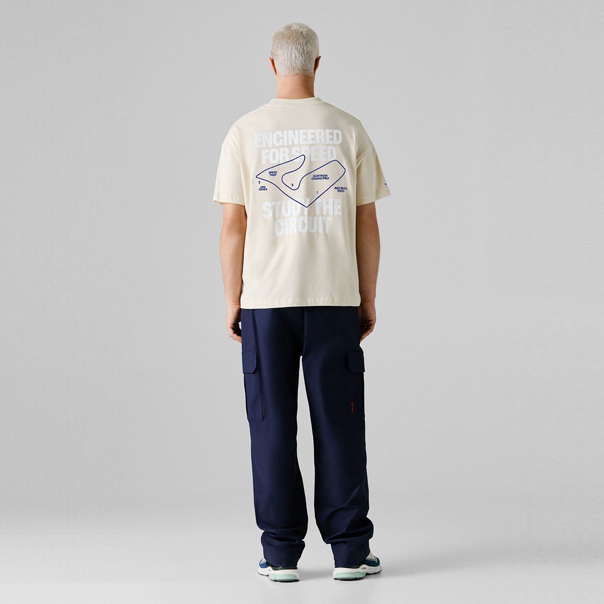 Pepe Jeans｜ぺぺ×レッドブル バックプリント ルーズフィットTシャツ｜ウェア｜サンドベージュ｜モデル着用