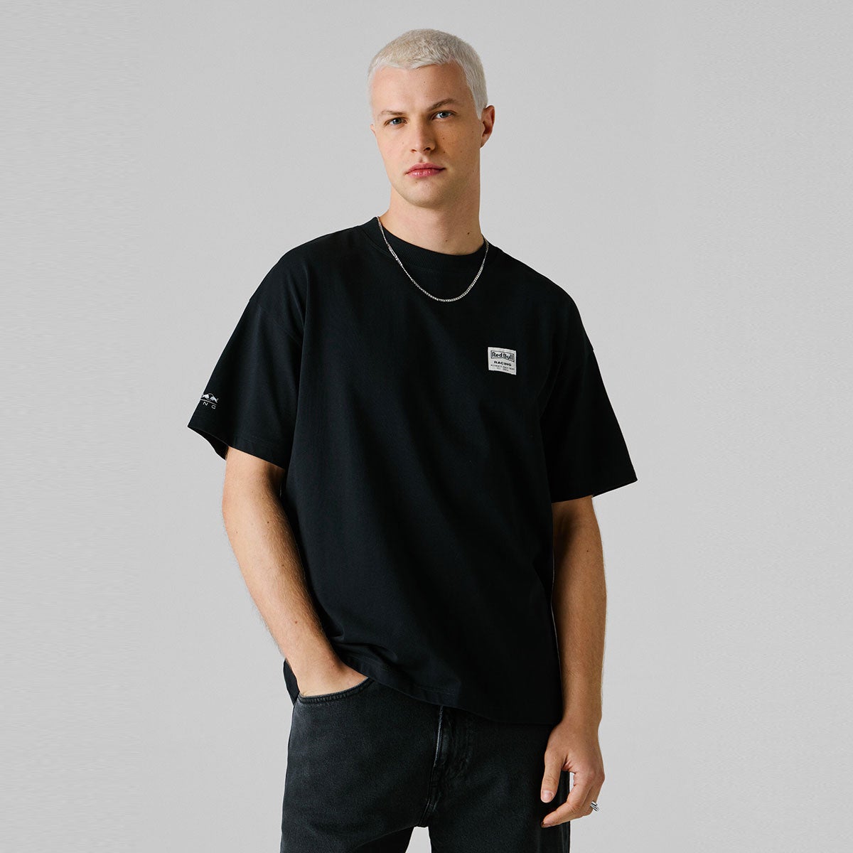 Pepe Jeans｜ぺぺ×レッドブル バックプリント ルーズフィットTシャツ｜ウェア｜ブラック｜モデル着用