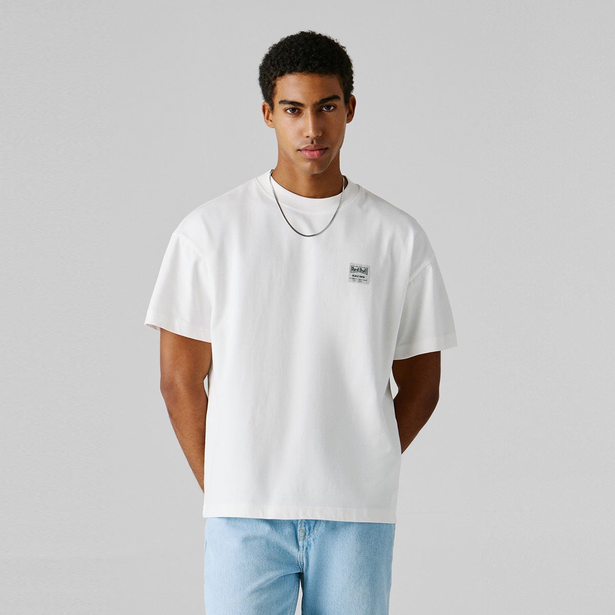 Pepe Jeans｜ぺぺ×レッドブル バックプリント ルーズフィットTシャツ｜ウェア｜オフホワイト｜モデル着用