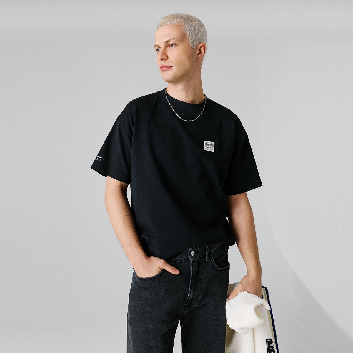 Pepe Jeans｜ぺぺ×レッドブル バックプリント ルーズフィットTシャツ｜ウェア｜ブラック｜モデル着用