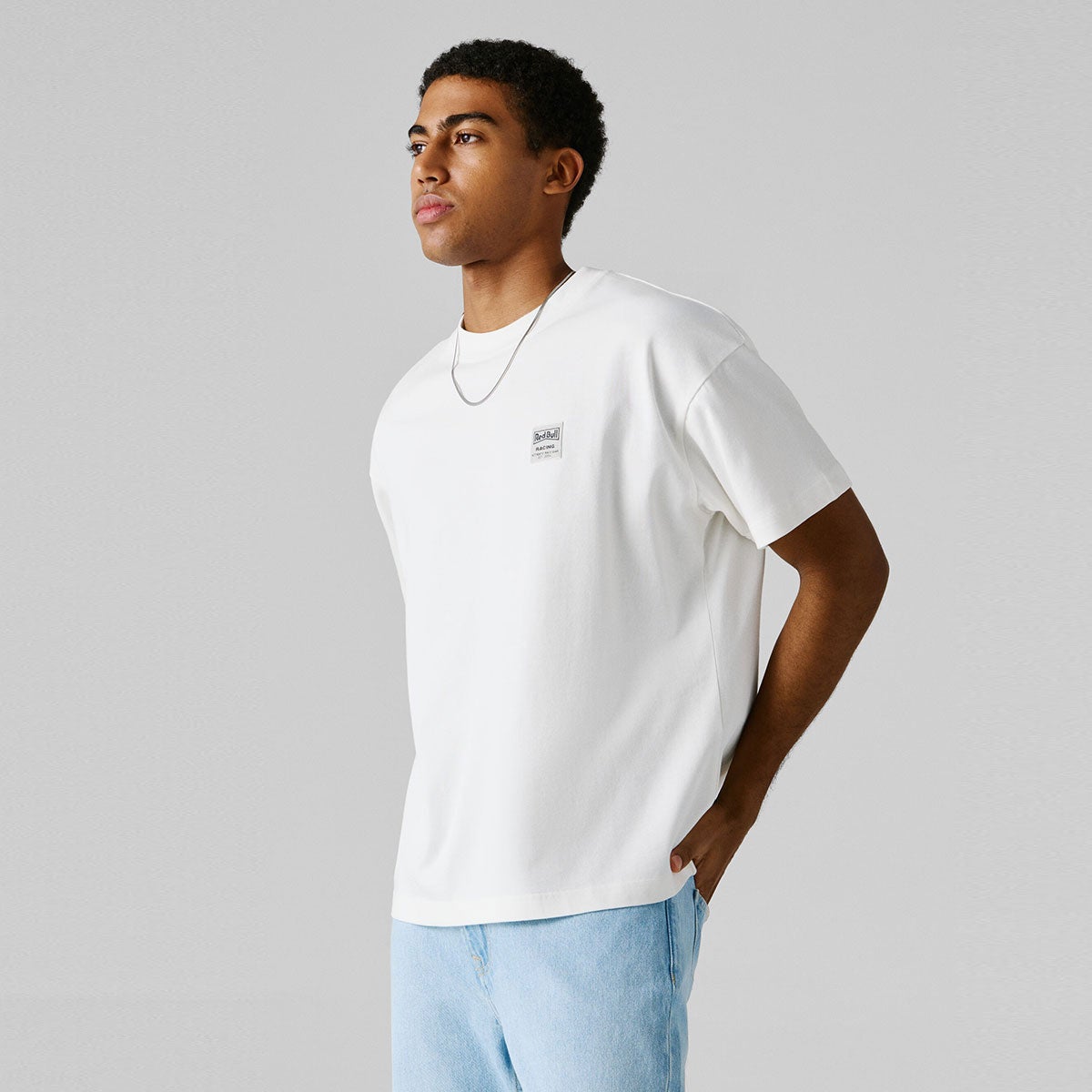 Pepe Jeans｜ぺぺ×レッドブル バックプリント ルーズフィットTシャツ｜ウェア｜オフホワイト｜モデル着用