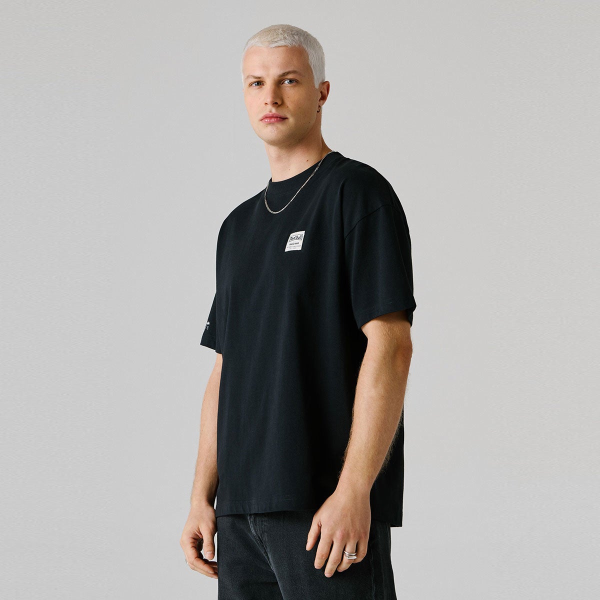 Pepe Jeans｜ぺぺ×レッドブル バックプリント ルーズフィットTシャツ｜ウェア｜ブラック｜モデル着用