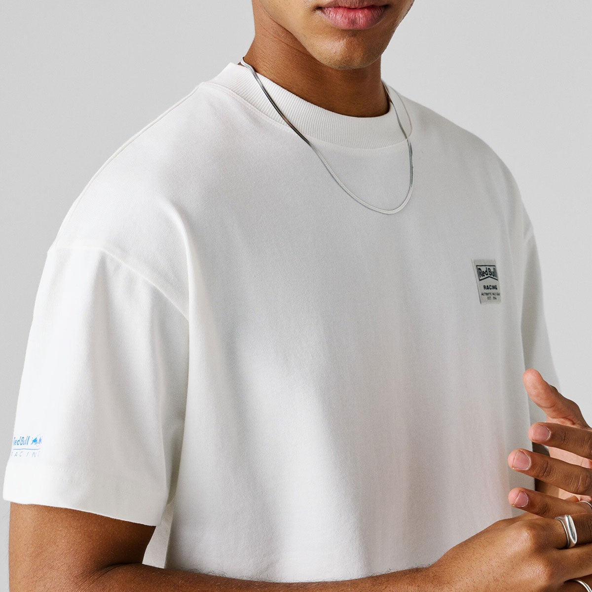 Pepe Jeans｜ぺぺ×レッドブル バックプリント ルーズフィットTシャツ｜ウェア｜オフホワイト｜モデル着用