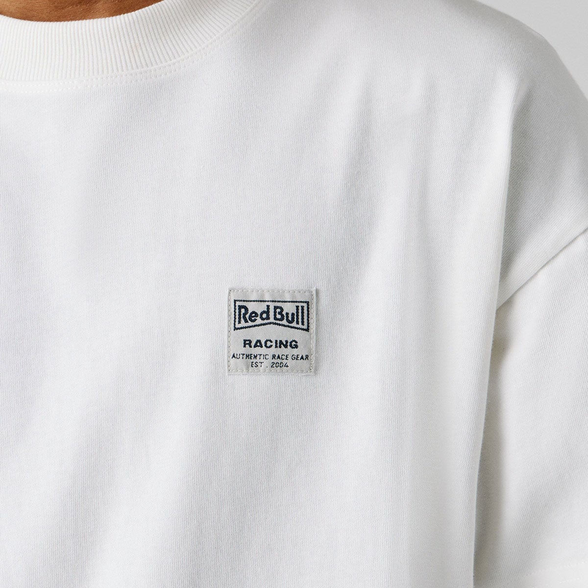 Pepe Jeans｜ぺぺ×レッドブル バックプリント ルーズフィットTシャツ｜ウェア｜オフホワイト｜モデル着用