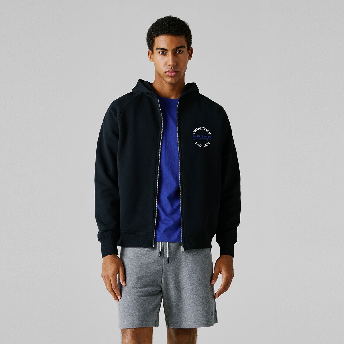 Pepe Jeans｜ぺぺ×レッドブル リラックスフィット ジップスウェットシャツ｜フーディ｜ブラック｜モデル着用