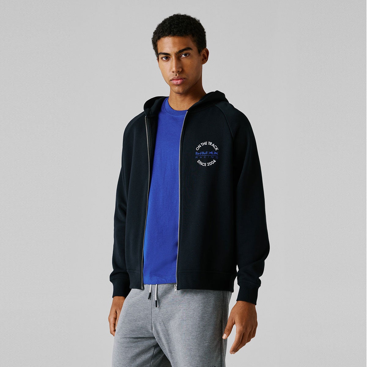 Pepe Jeans｜ぺぺ×レッドブル リラックスフィット ジップスウェットシャツ｜フーディ｜ブラック｜モデル着用