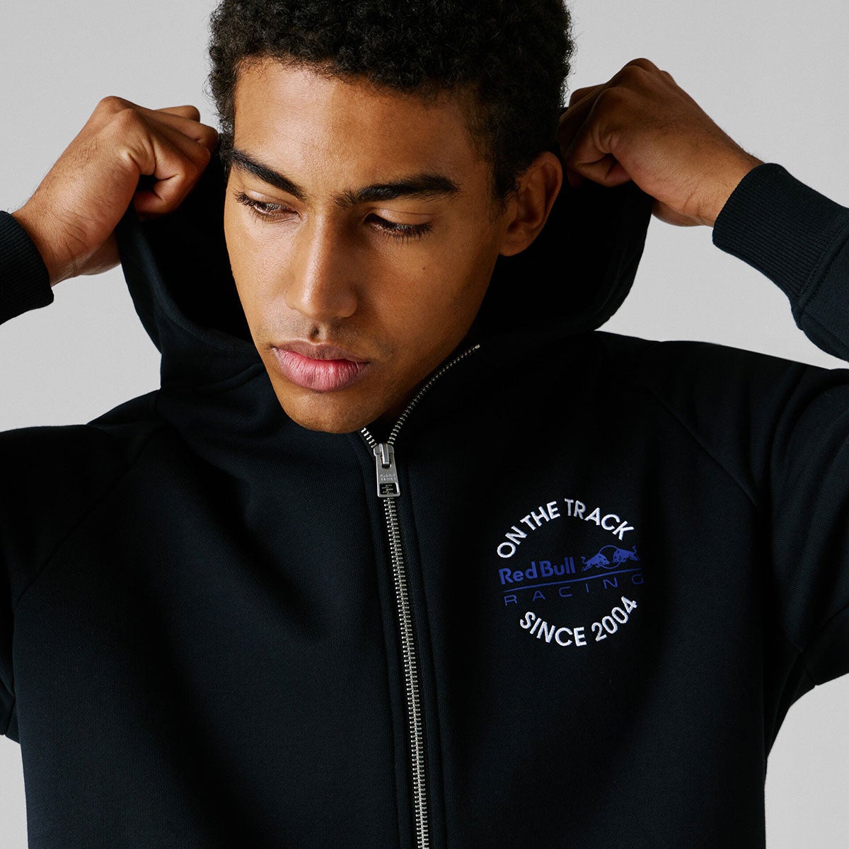 Pepe Jeans｜ぺぺ×レッドブル リラックスフィット ジップスウェットシャツ｜フーディ｜ブラック｜モデル着用