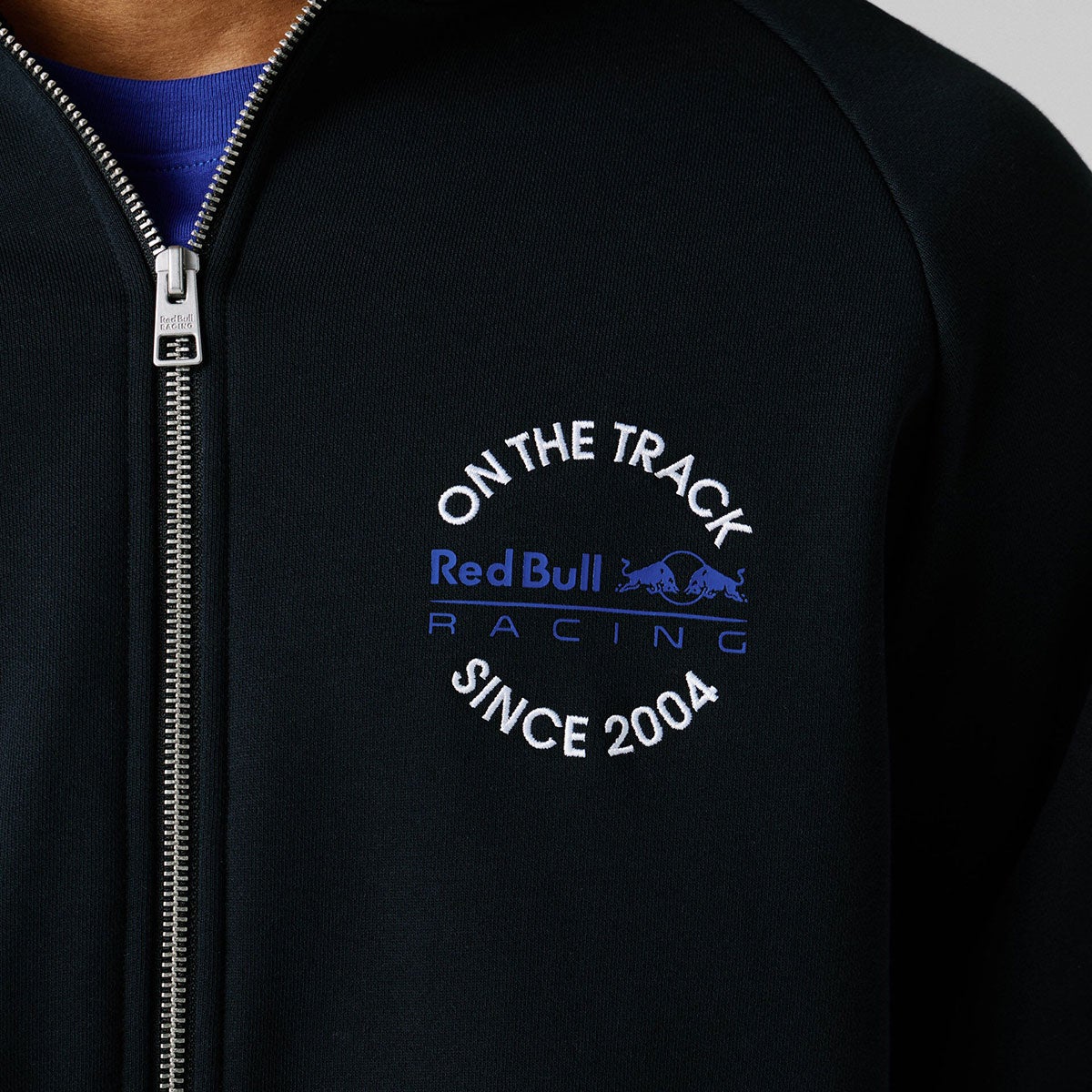 Pepe Jeans｜ぺぺ×レッドブル リラックスフィット ジップスウェットシャツ｜フーディ｜ブラック｜モデル着用