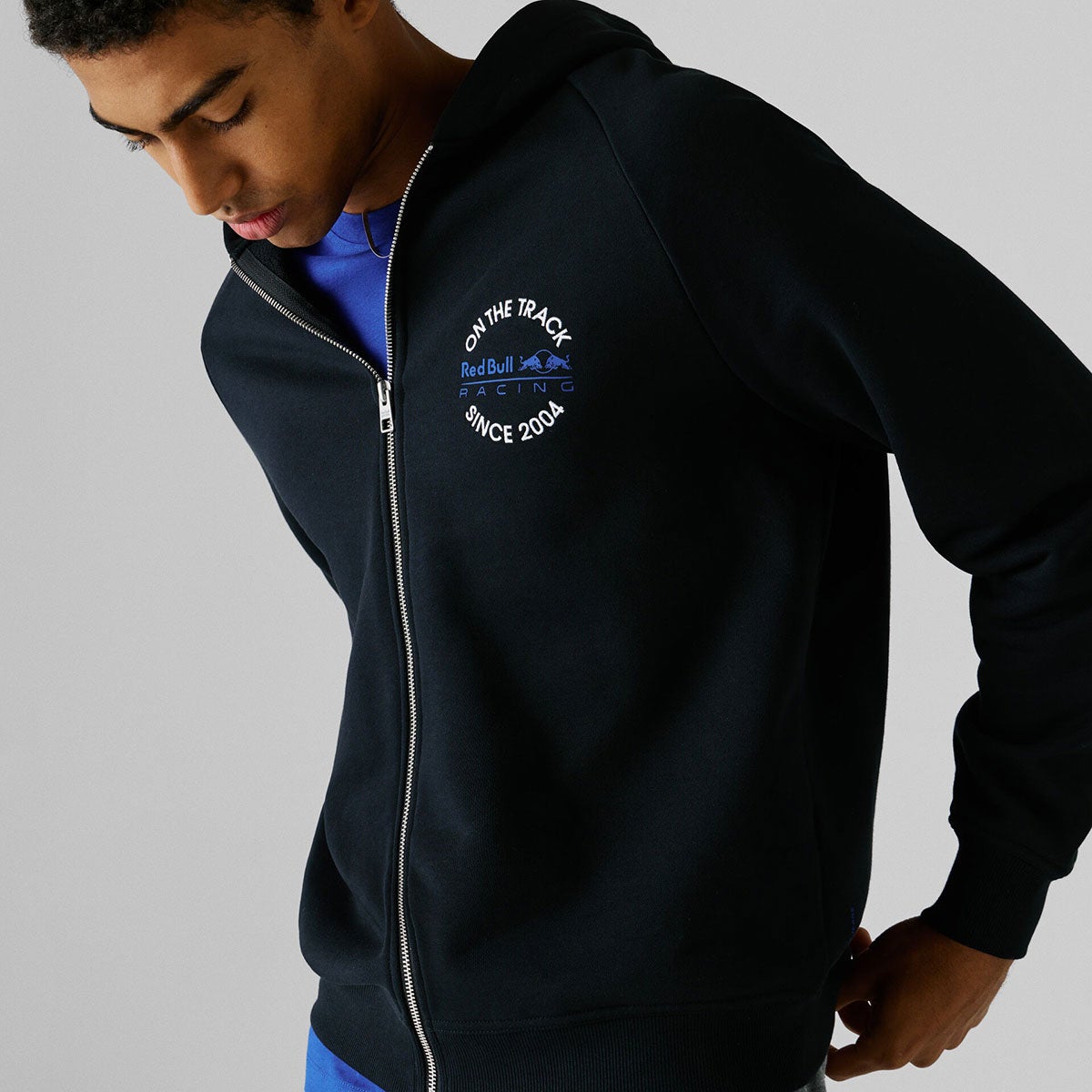 Pepe Jeans｜ぺぺ×レッドブル リラックスフィット ジップスウェットシャツ｜フーディ｜ブラック｜モデル着用