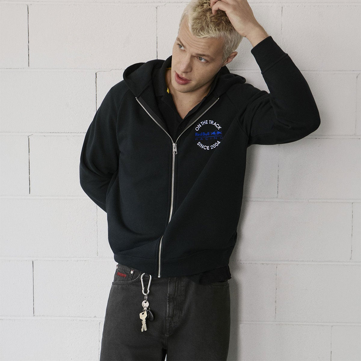 Pepe Jeans｜ぺぺ×レッドブル リラックスフィット ジップスウェットシャツ｜フーディ｜ブラック｜モデル着用