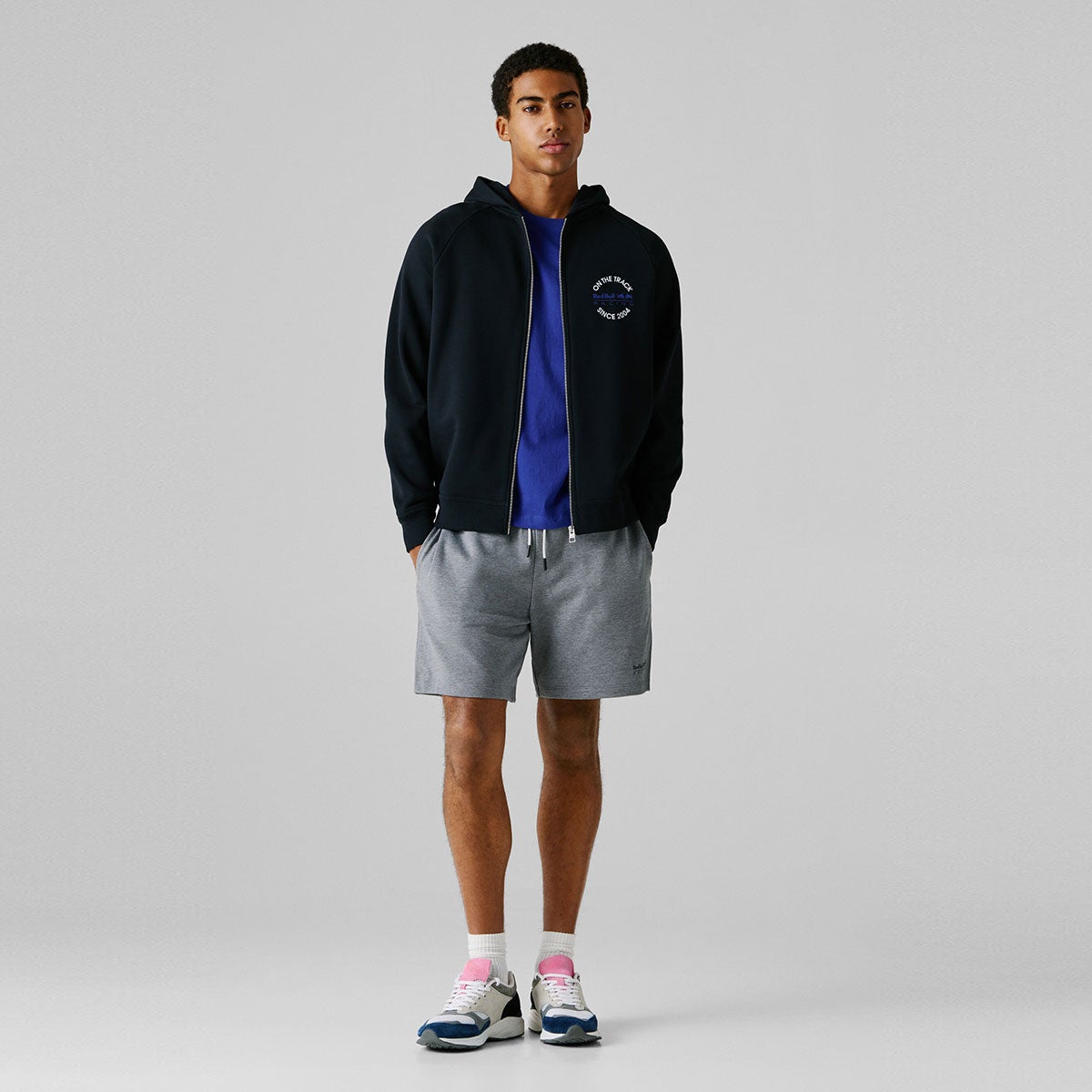 Pepe Jeans｜ぺぺ×レッドブル リラックスフィット ジップスウェットシャツ｜フーディ｜ブラック｜モデル着用