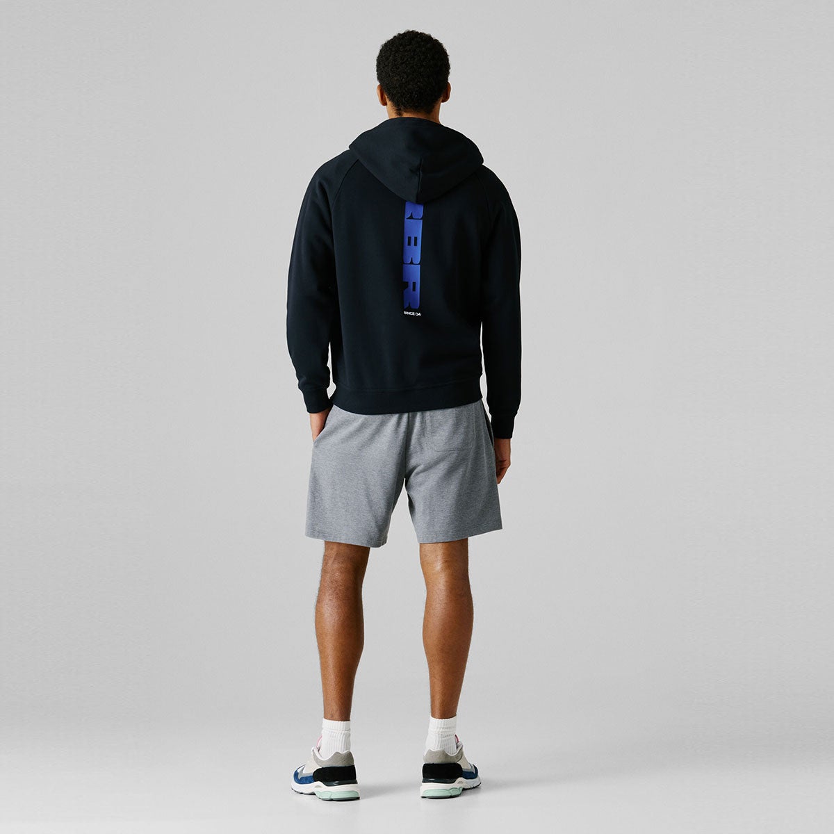 Pepe Jeans｜ぺぺ×レッドブル リラックスフィット ジップスウェットシャツ｜フーディ｜ブラック｜モデル着用