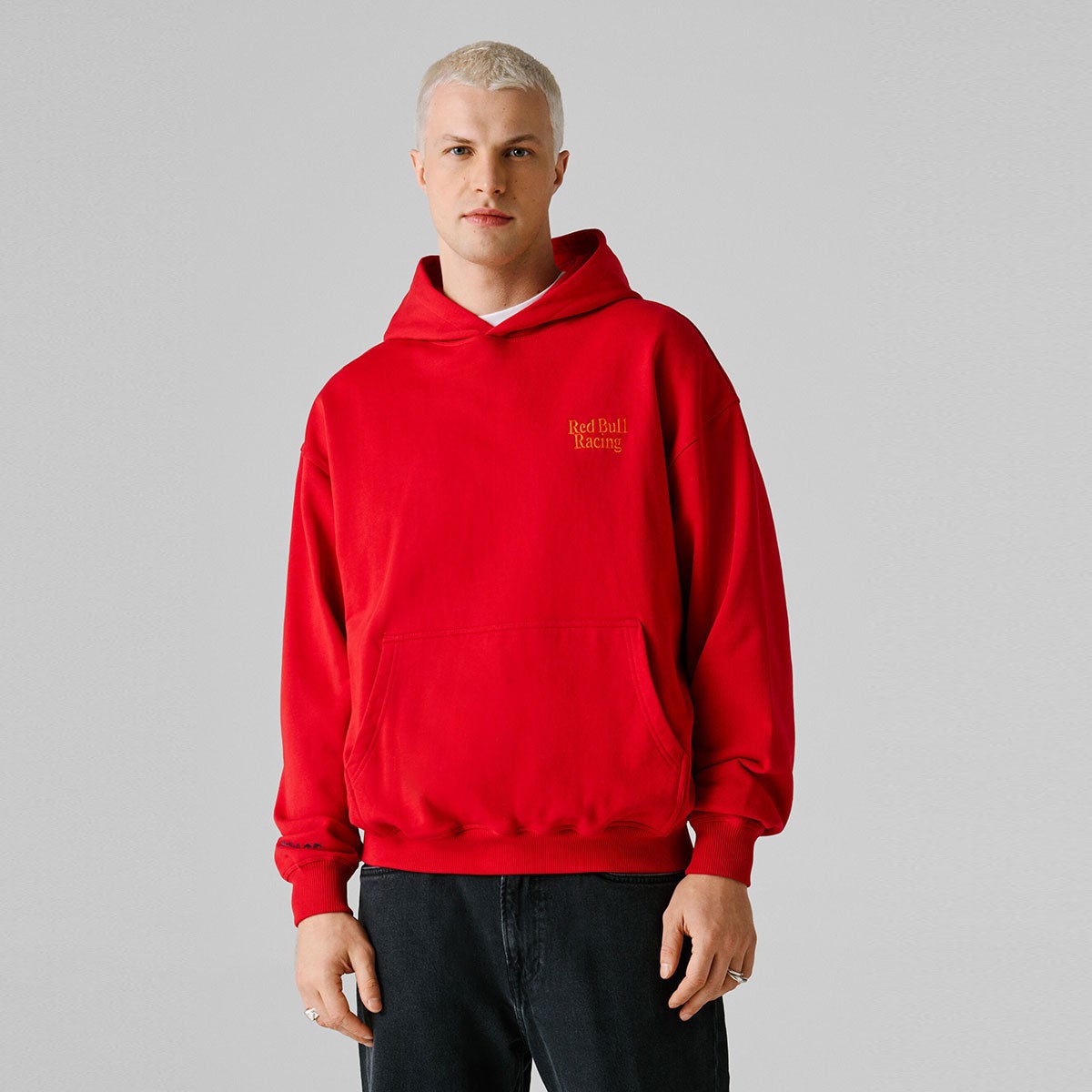 Pepe Jeans｜ぺぺ×レッドブル リラックスフィット フーディ｜ウェア｜レッド｜モデル着用