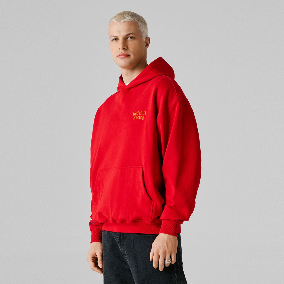 Pepe Jeans｜ぺぺ×レッドブル リラックスフィット フーディ｜ウェア｜レッド｜モデル着用