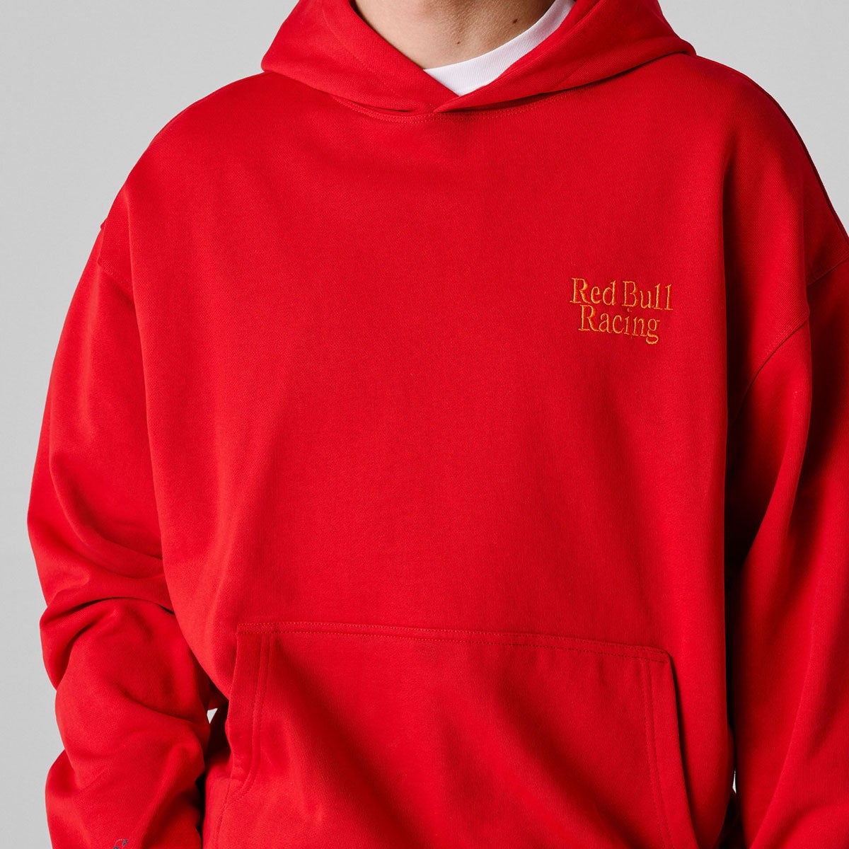 Pepe Jeans｜ぺぺ×レッドブル リラックスフィット フーディ｜ウェア｜レッド｜モデル着用