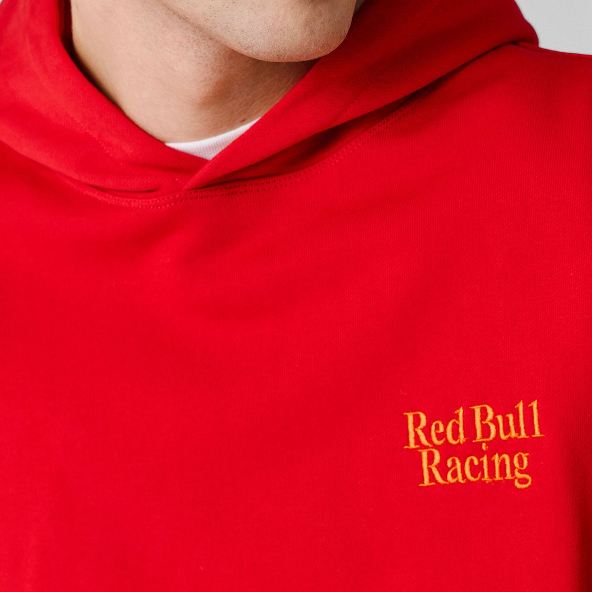 Pepe Jeans｜ぺぺ×レッドブル リラックスフィット フーディ｜ウェア｜レッド｜モデル着用