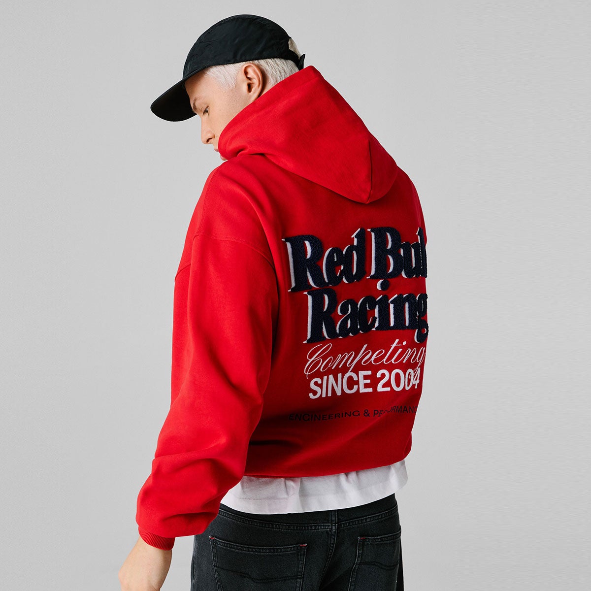 Pepe Jeans｜ぺぺ×レッドブル リラックスフィット フーディ｜ウェア｜レッド｜モデル着用