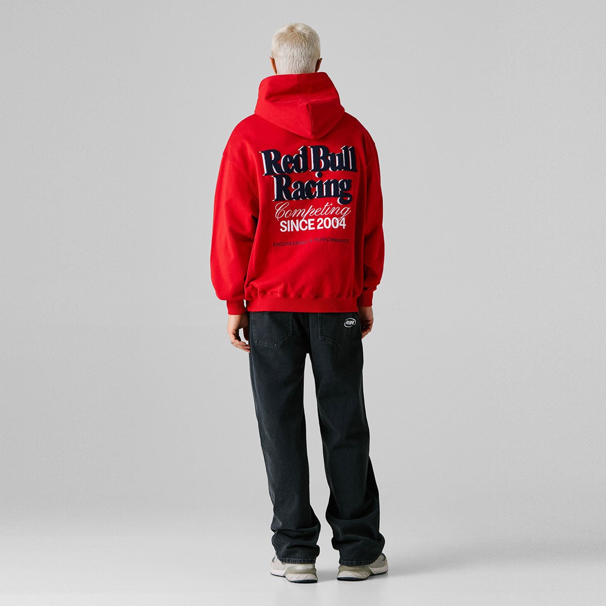 Pepe Jeans｜ぺぺ×レッドブル リラックスフィット フーディ｜ウェア｜レッド｜モデル着用