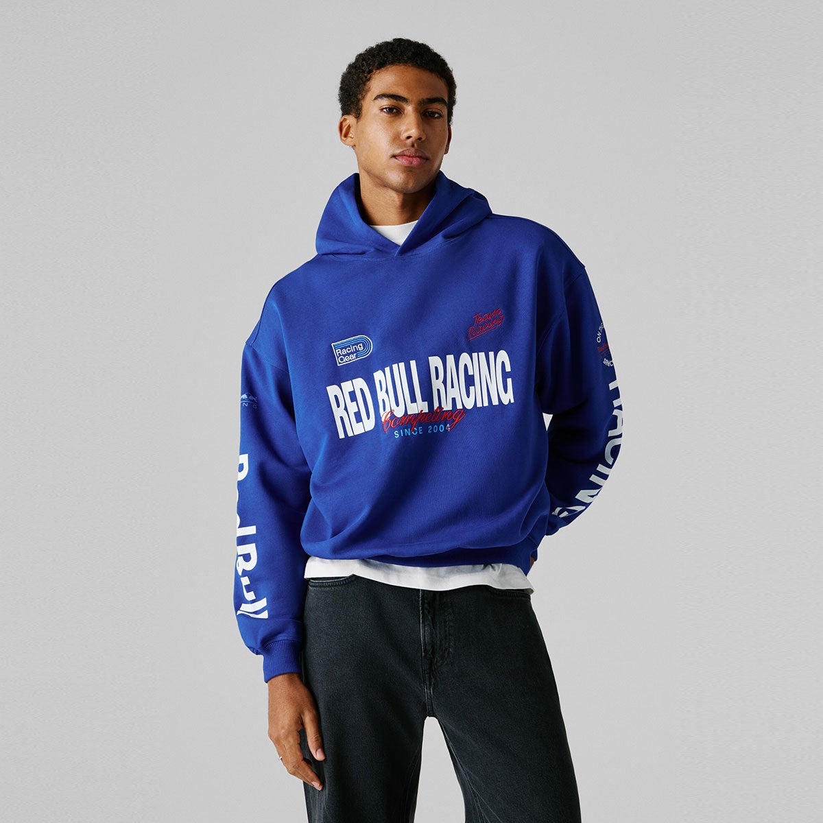 Pepe Jeans｜ぺぺ×レッドブル ルーズフィット フーディ｜ウェア｜セーラーブルー｜モデル着用