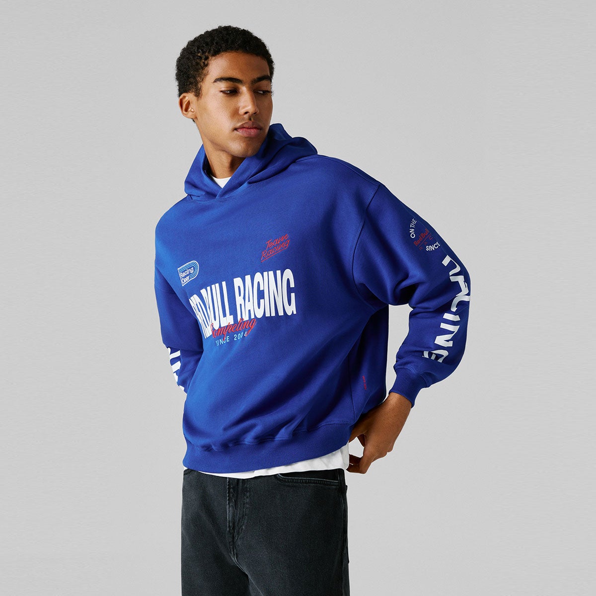 Pepe Jeans｜ぺぺ×レッドブル ルーズフィット フーディ｜ウェア｜セーラーブルー｜モデル着用