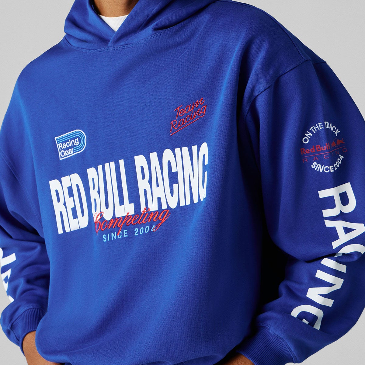 Pepe Jeans｜ぺぺ×レッドブル ルーズフィット フーディ｜ウェア｜セーラーブルー｜モデル着用