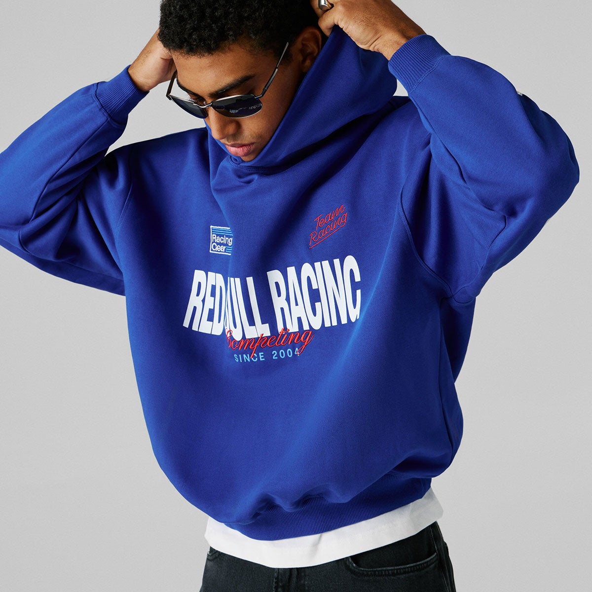 Pepe Jeans｜ぺぺ×レッドブル ルーズフィット フーディ｜ウェア｜セーラーブルー｜モデル着用