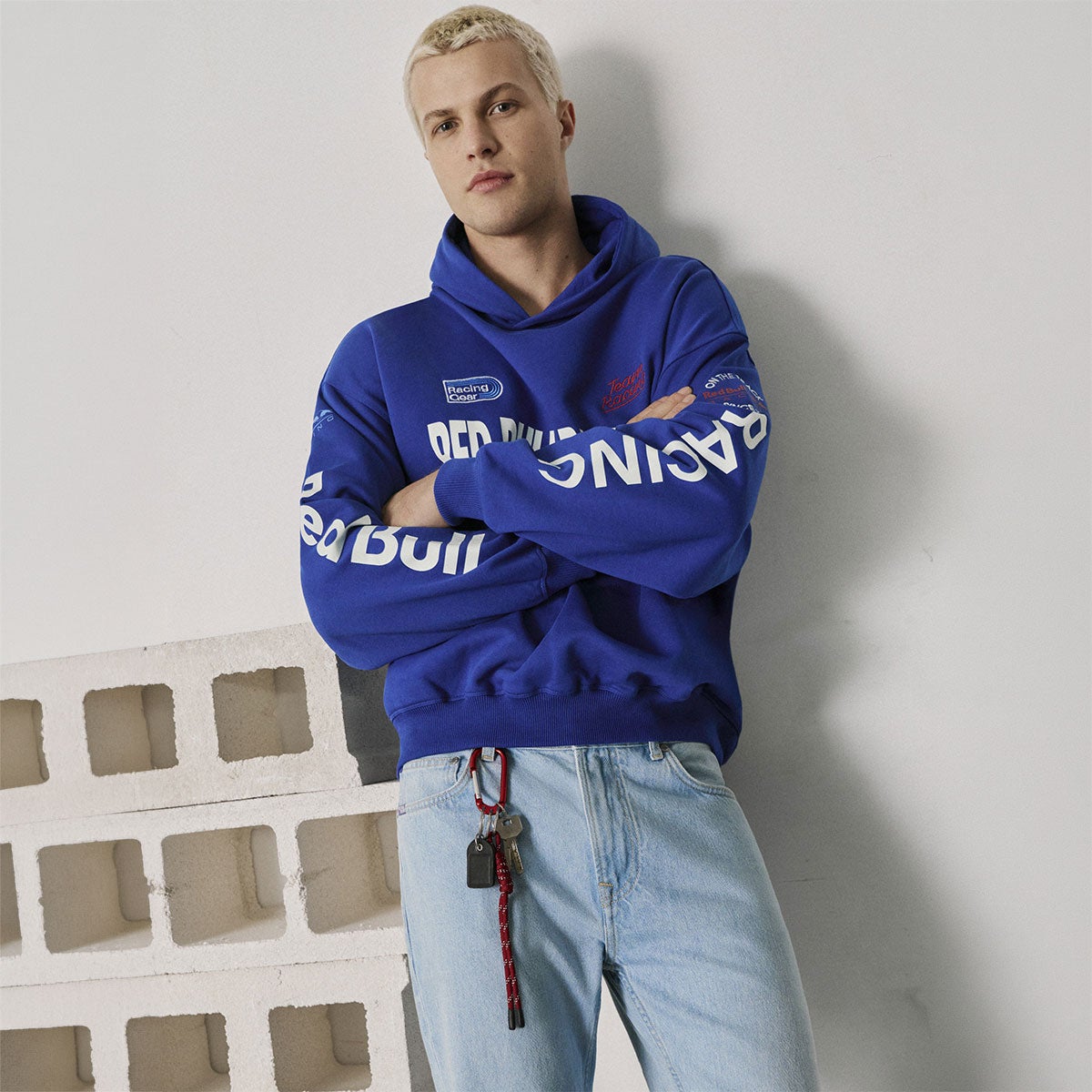 Pepe Jeans｜ぺぺ×レッドブル ルーズフィット フーディ｜ウェア｜セーラーブルー｜モデル着用