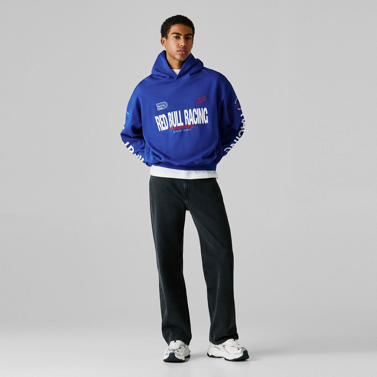 Pepe Jeans｜ぺぺ×レッドブル ルーズフィット フーディ｜ウェア｜セーラーブルー｜モデル着用