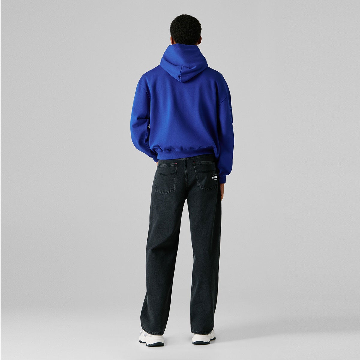 Pepe Jeans｜ぺぺ×レッドブル ルーズフィット フーディ｜ウェア｜セーラーブルー｜モデル着用