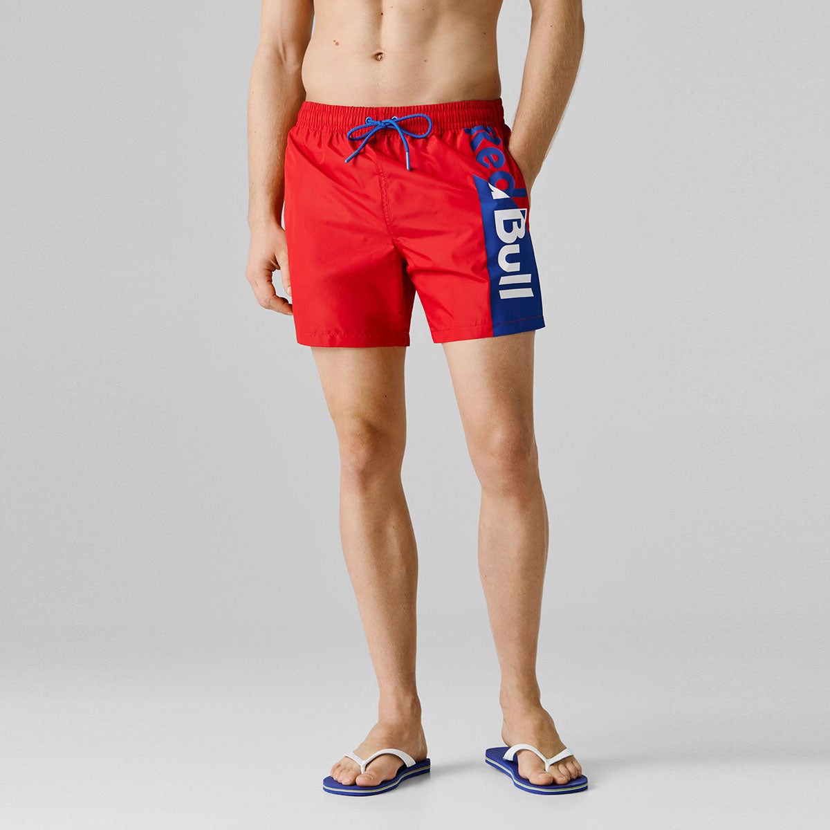 Pepe Jeans｜ぺぺ×レッドブル マキシロゴ スイムショーツ｜パンツ｜レッド｜モデル着用