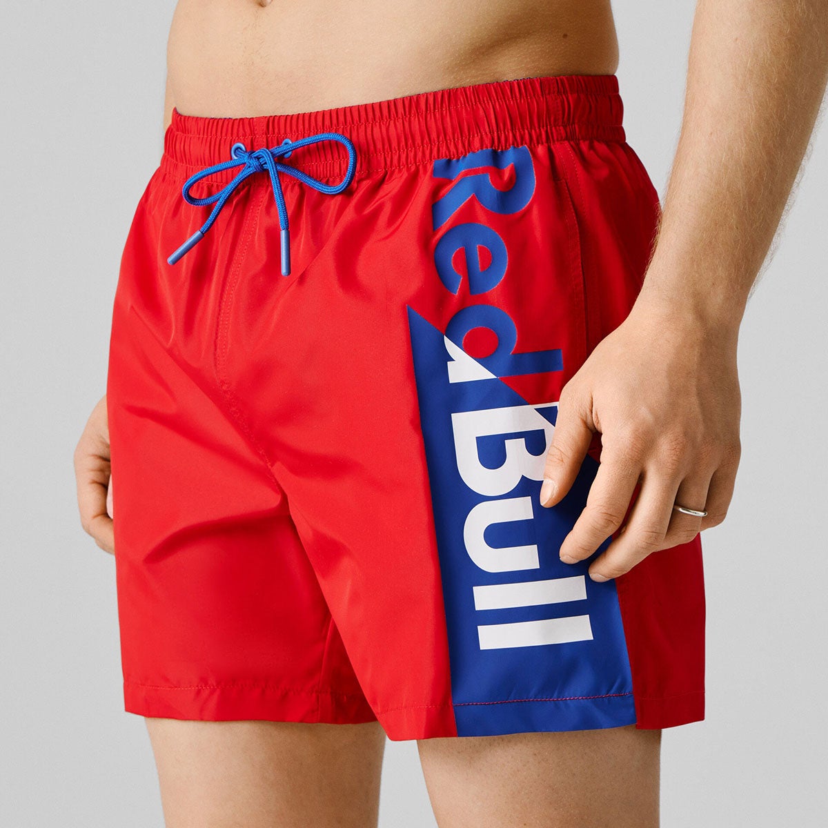 Pepe Jeans｜ぺぺ×レッドブル マキシロゴ スイムショーツ｜パンツ｜レッド｜モデル着用