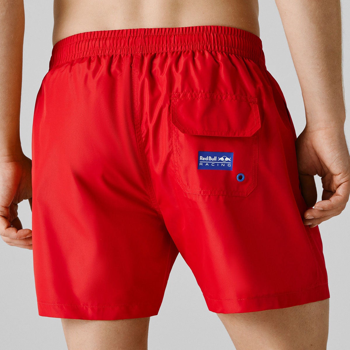 Pepe Jeans｜ぺぺ×レッドブル マキシロゴ スイムショーツ｜パンツ｜レッド｜モデル着用