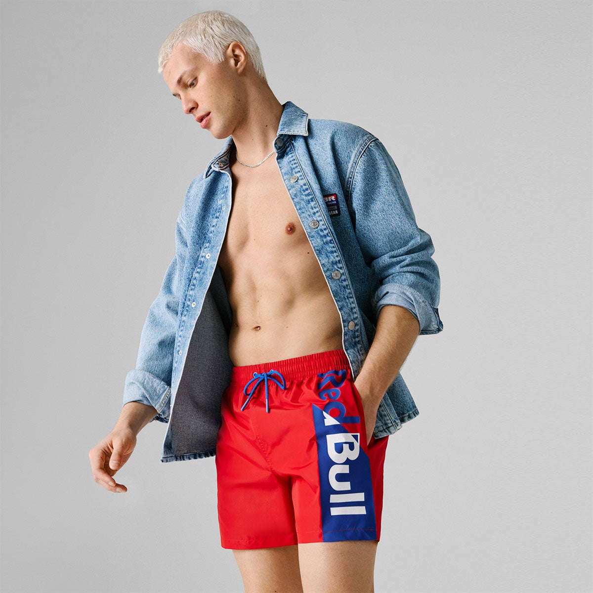 Pepe Jeans｜ぺぺ×レッドブル マキシロゴ スイムショーツ｜パンツ｜レッド｜モデル着用