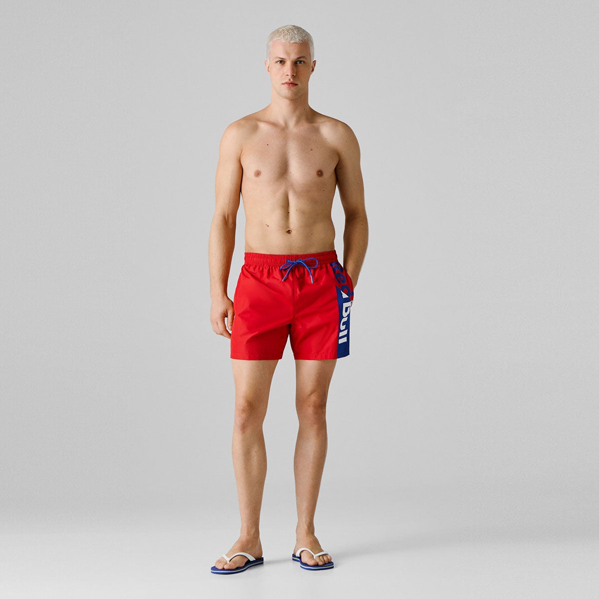 Pepe Jeans｜ぺぺ×レッドブル マキシロゴ スイムショーツ｜パンツ｜レッド｜モデル着用