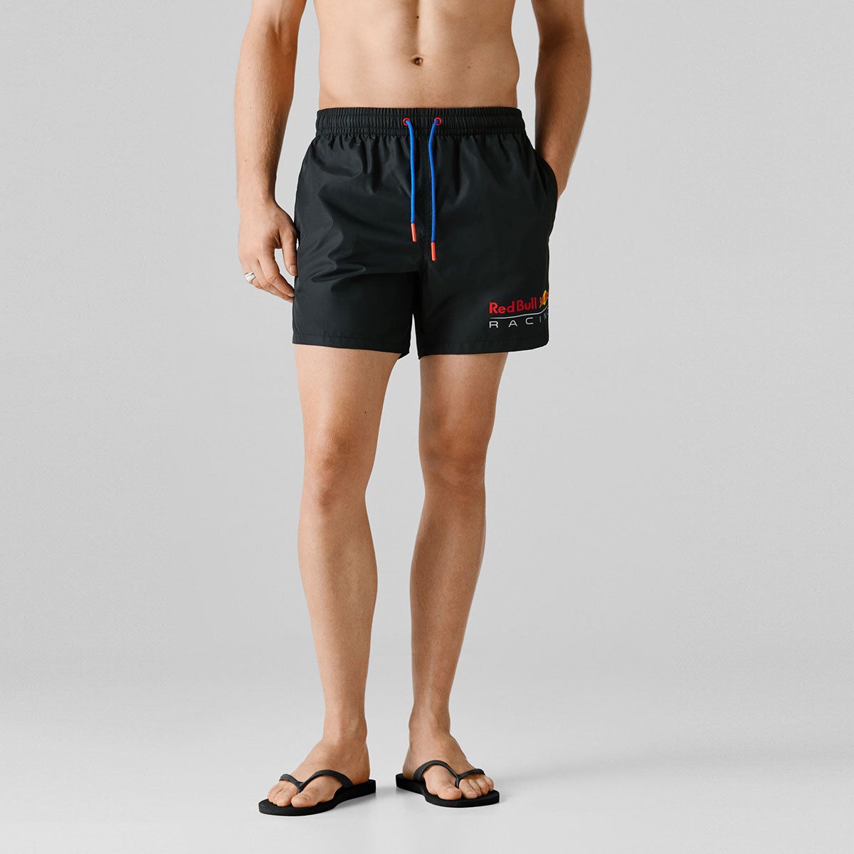 Pepe Jeans｜ぺぺ×レッドブル プリントロゴ スイムショーツ｜パンツ｜ブラック｜モデル着用