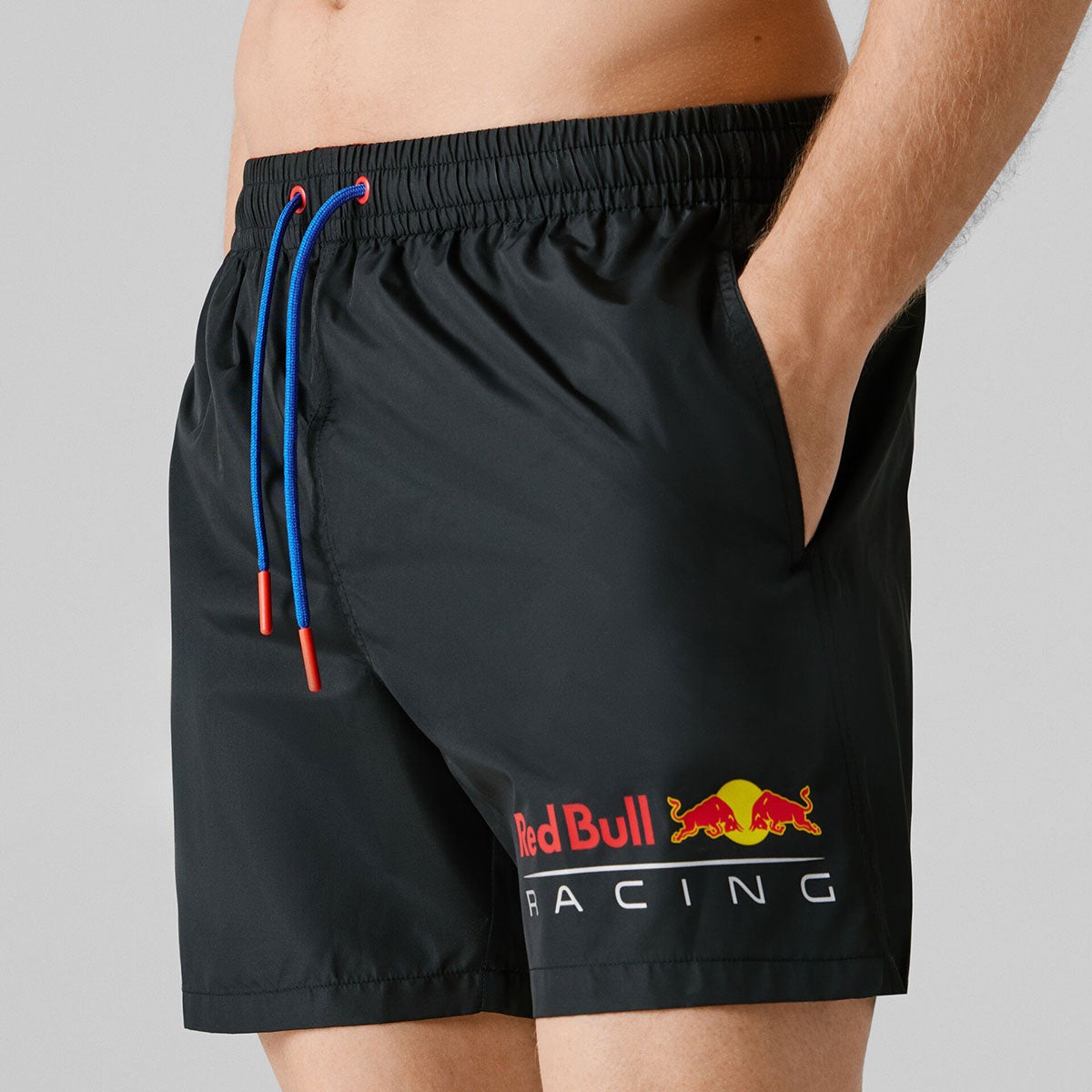 Pepe Jeans｜ぺぺ×レッドブル プリントロゴ スイムショーツ｜パンツ｜ブラック｜モデル着用
