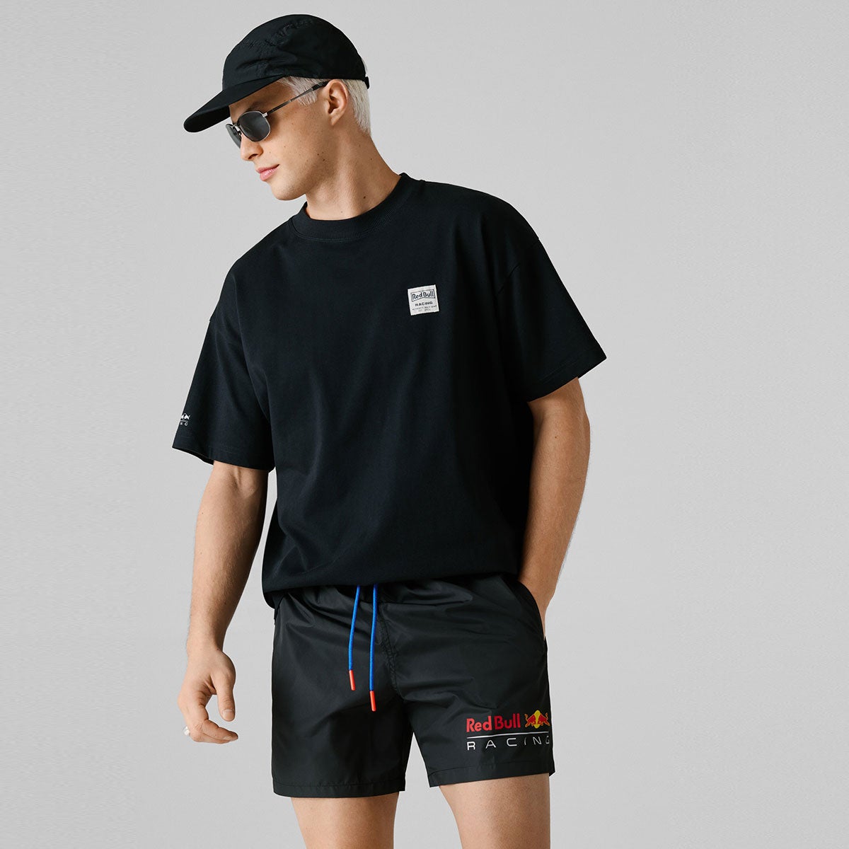 Pepe Jeans｜ぺぺ×レッドブル プリントロゴ スイムショーツ｜パンツ｜ブラック｜モデル着用