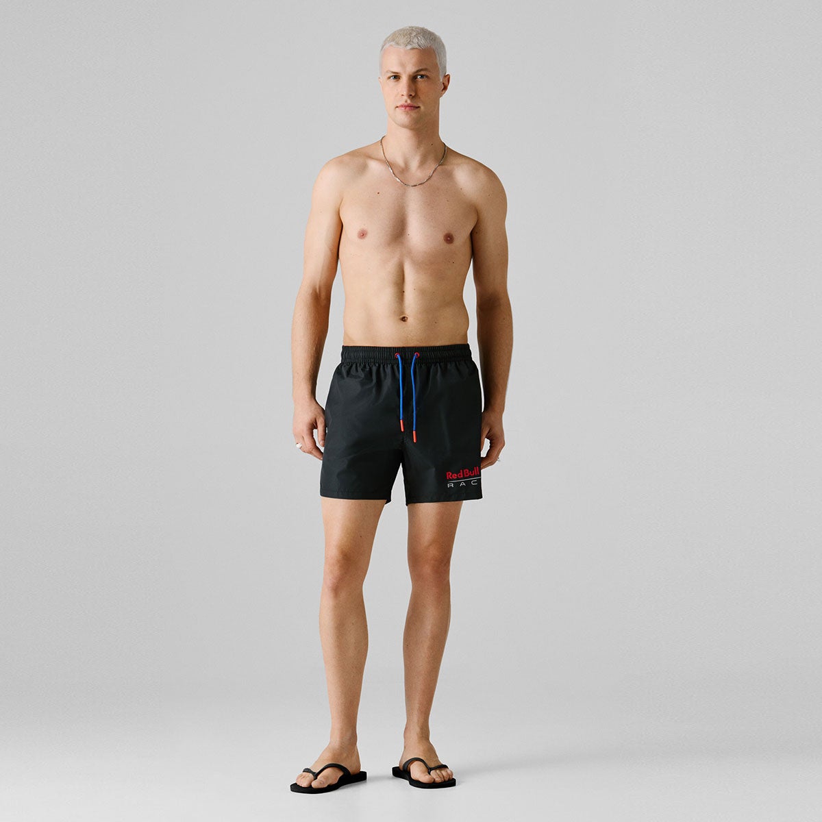 Pepe Jeans｜ぺぺ×レッドブル プリントロゴ スイムショーツ｜パンツ｜ブラック｜モデル着用