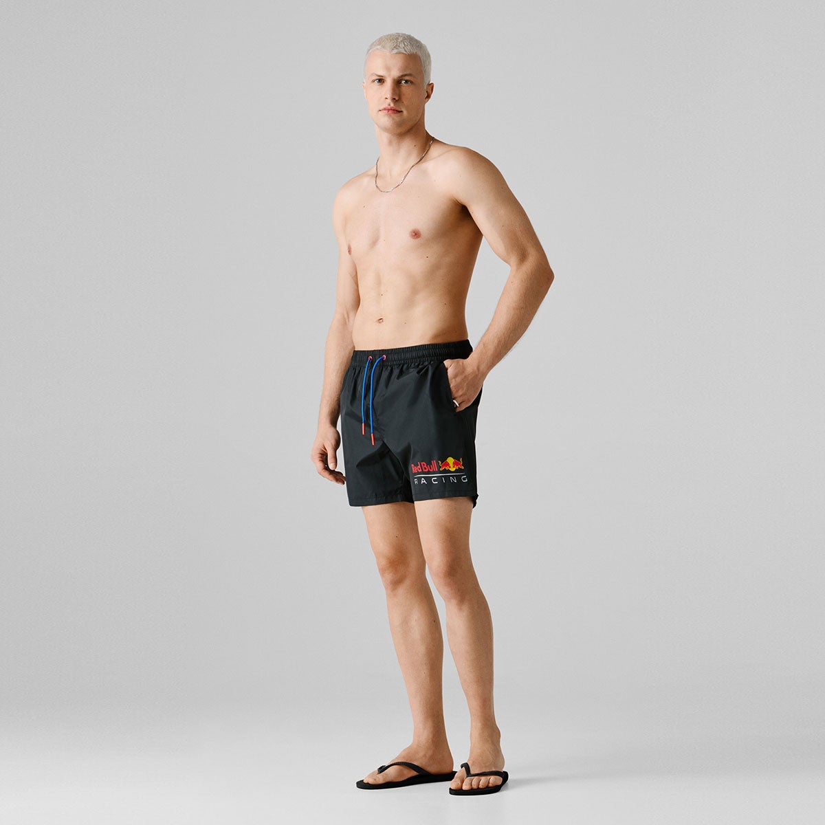 Pepe Jeans｜ぺぺ×レッドブル プリントロゴ スイムショーツ｜パンツ｜ブラック｜モデル着用