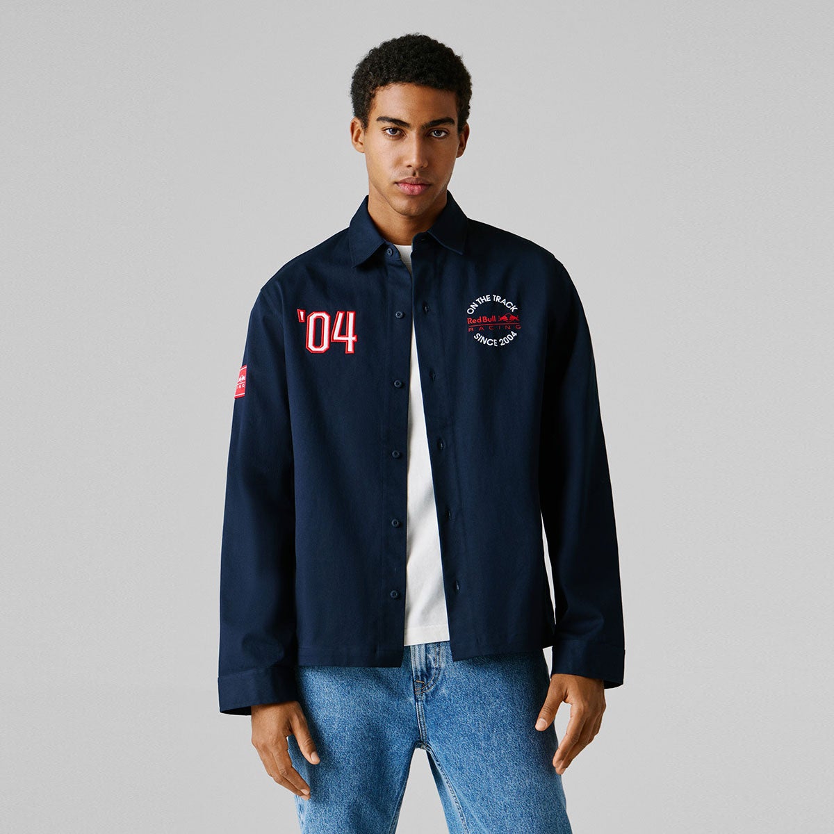 Pepe Jeans｜ぺぺ×レッドブル フィットツイル オーバーサイズシャツ｜ウェア｜ネイビー｜モデル着用