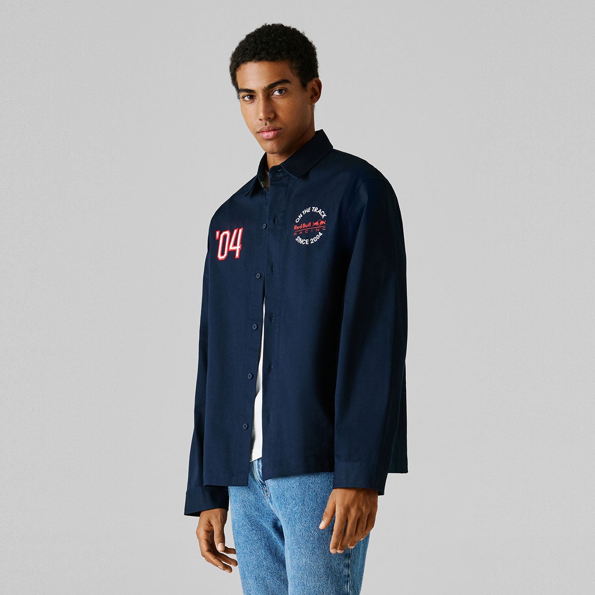 Pepe Jeans｜ぺぺ×レッドブル フィットツイル オーバーサイズシャツ｜ウェア｜ネイビー｜モデル着用