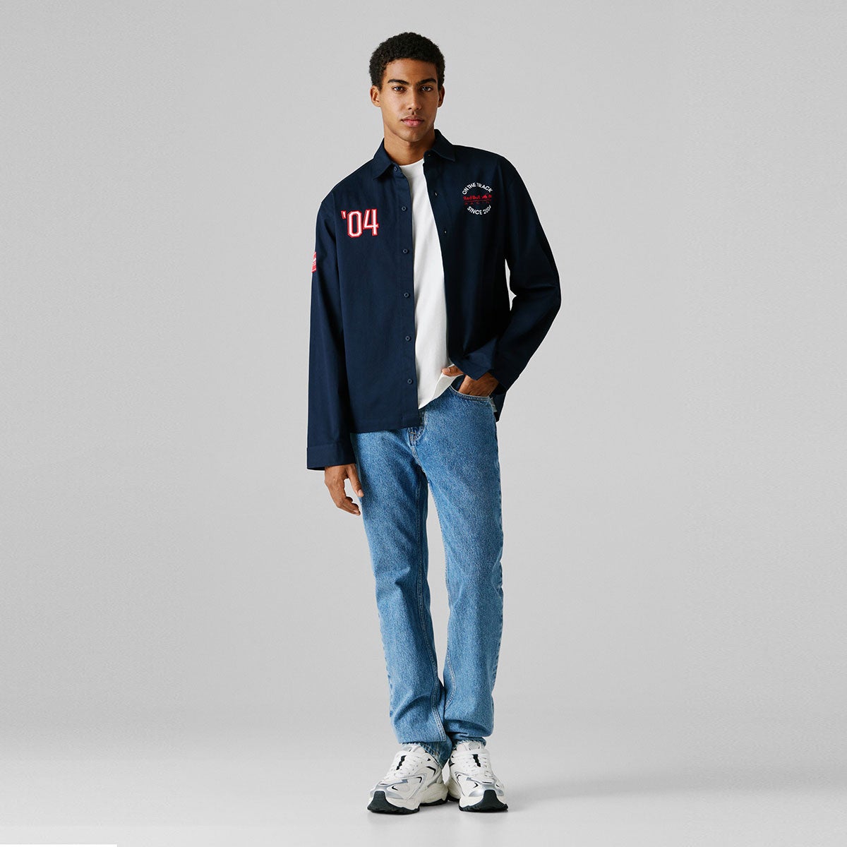 Pepe Jeans｜ぺぺ×レッドブル フィットツイル オーバーサイズシャツ｜ウェア｜ネイビー｜モデル着用