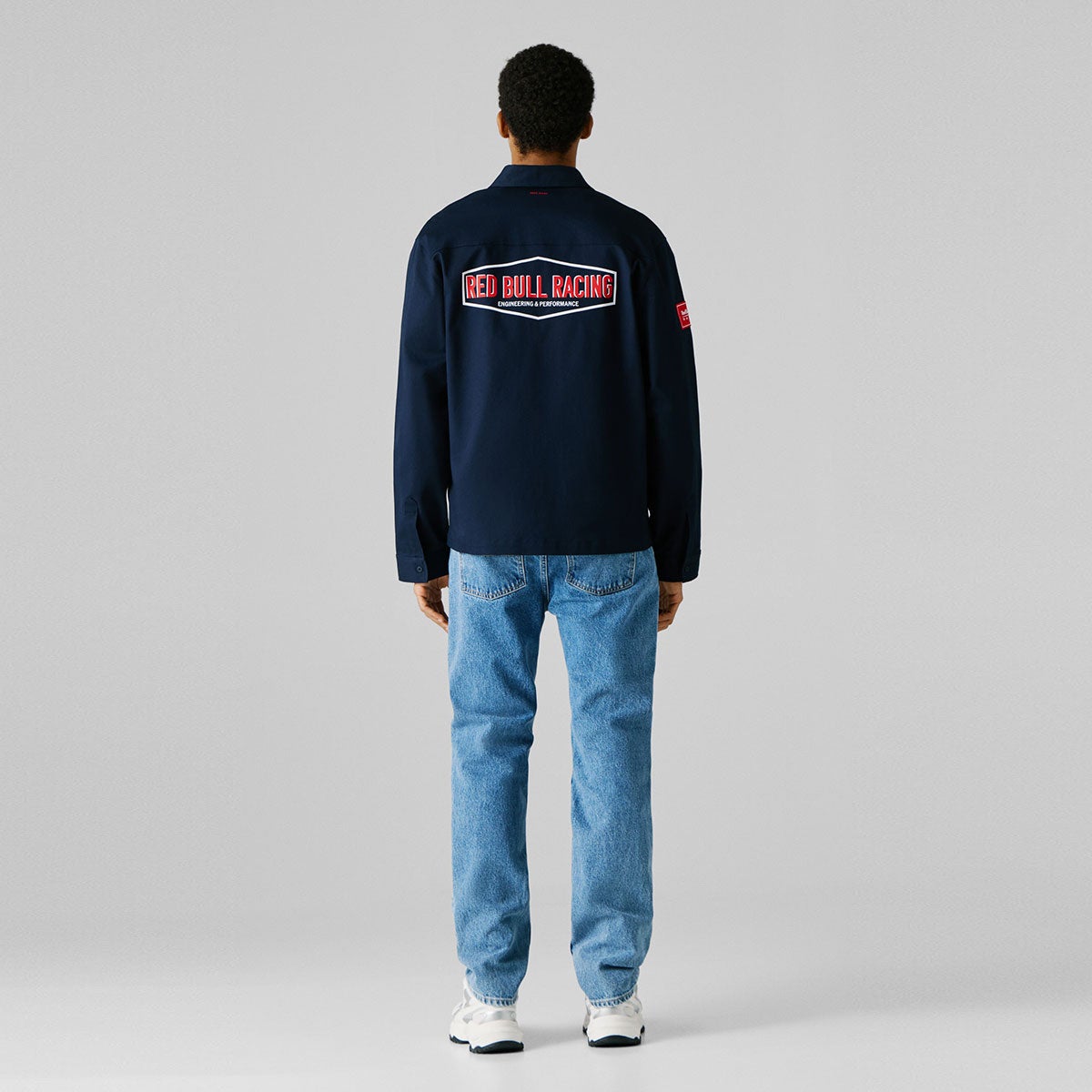 Pepe Jeans｜ぺぺ×レッドブル フィットツイル オーバーサイズシャツ｜ウェア｜ネイビー｜モデル着用