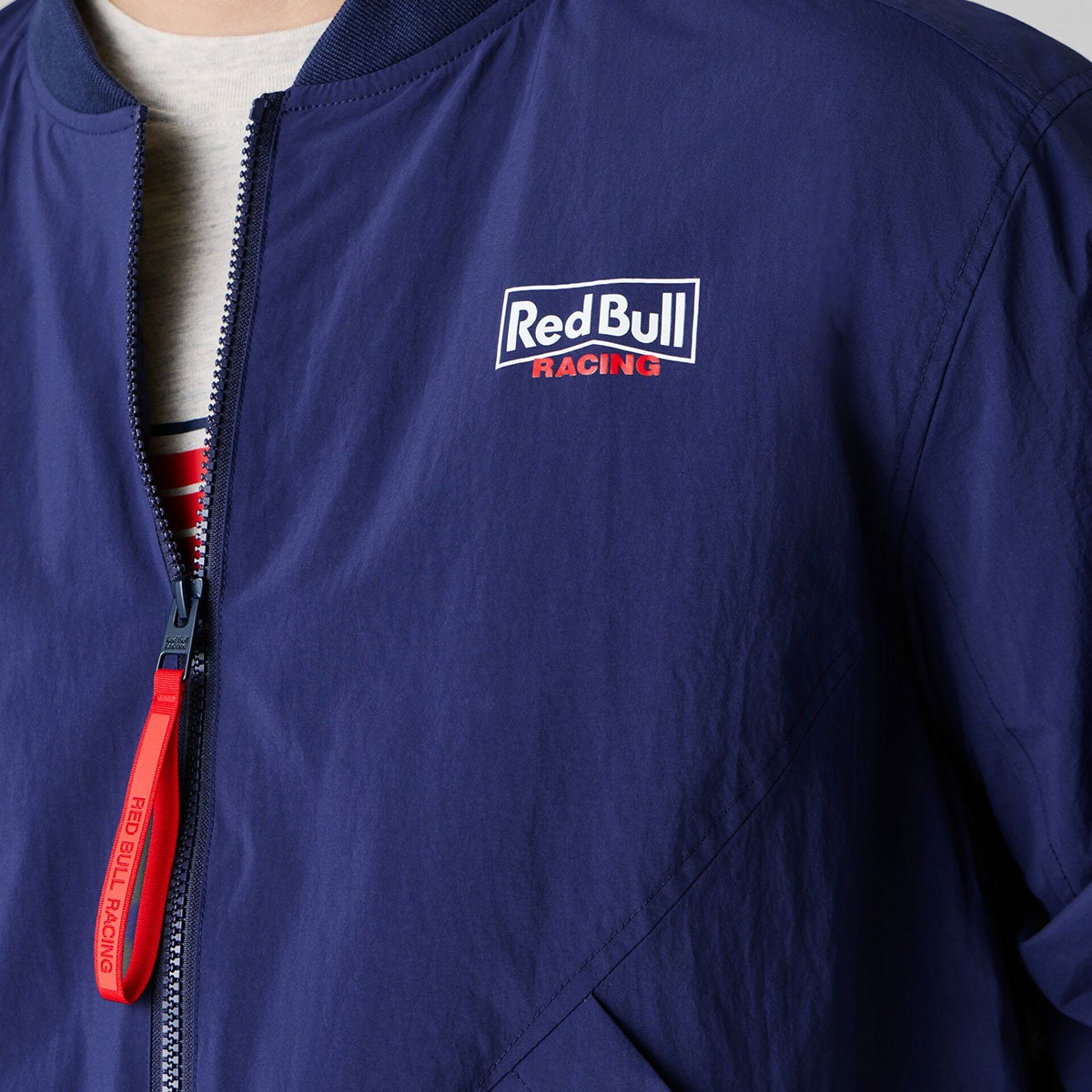 Pepe Jeans｜ぺぺ×レッドブル バックプリント ボンバージャケット｜アウター｜ネイビー｜モデル着用