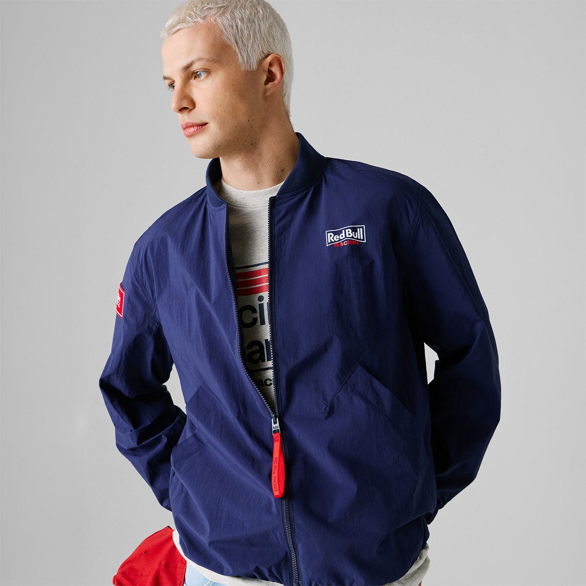 Pepe Jeans｜ぺぺ×レッドブル バックプリント ボンバージャケット｜アウター｜ネイビー｜モデル着用