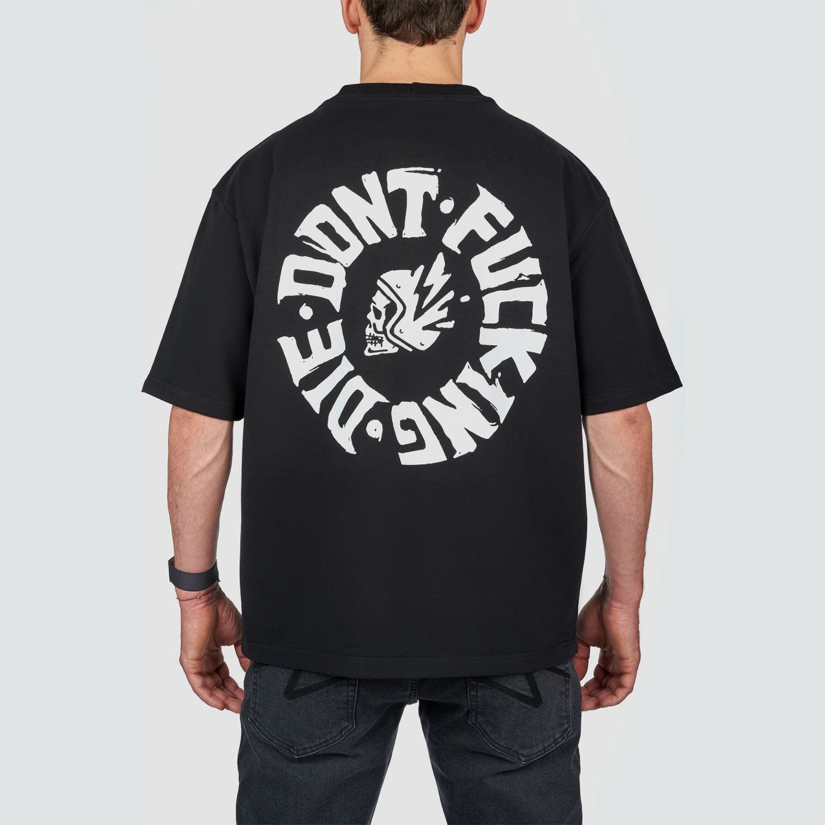 Pando Moto｜ルーク ドント ダイ Tシャツ｜トップス｜ブラック｜モデル着用