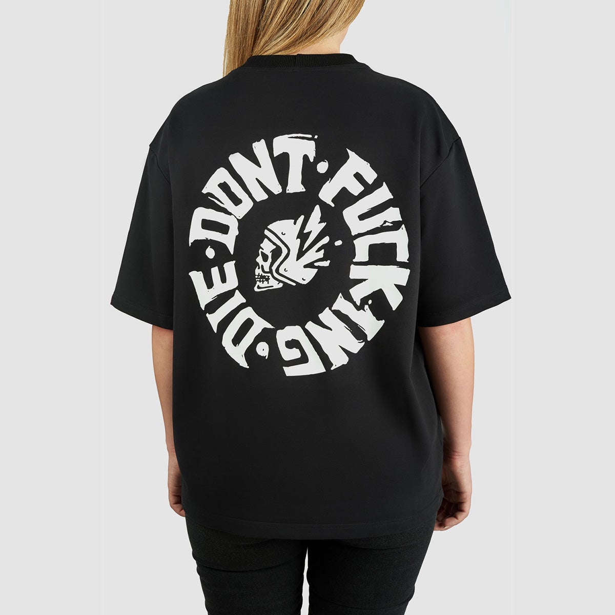 Pando Moto｜ルーク ドント ダイ Tシャツ｜トップス｜ブラック｜モデル着用