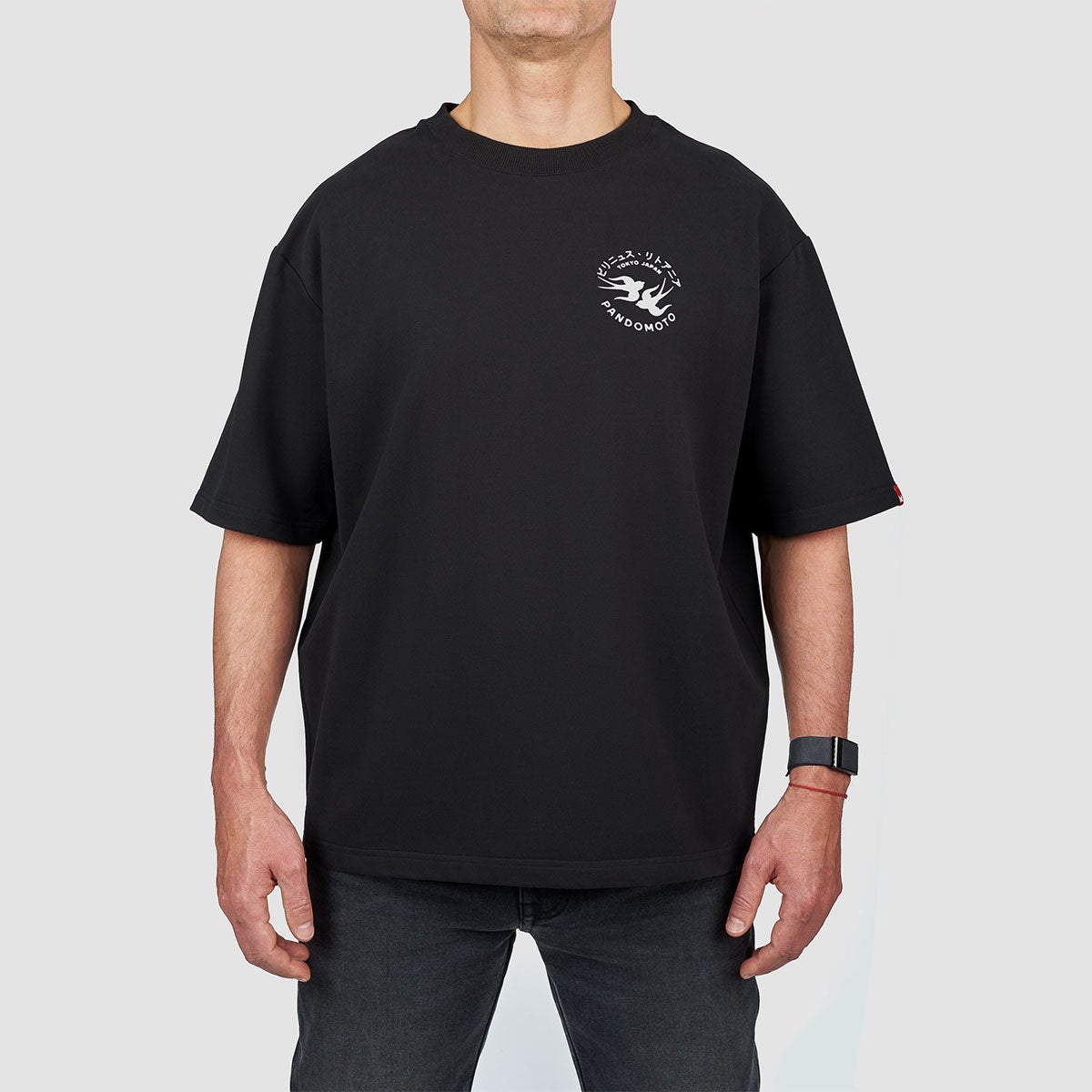 Pando Moto｜ルーク トウキョウ Tシャツ｜トップス｜ブラック｜モデル着用