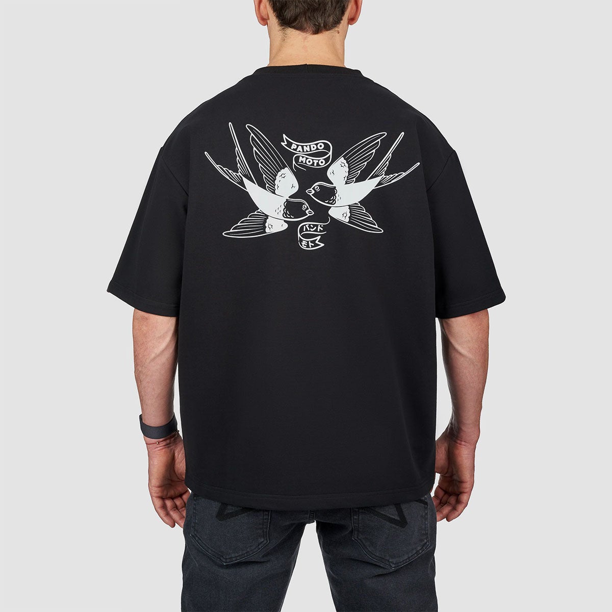 Pando Moto｜ルーク トウキョウ Tシャツ｜トップス｜ブラック｜モデル着用