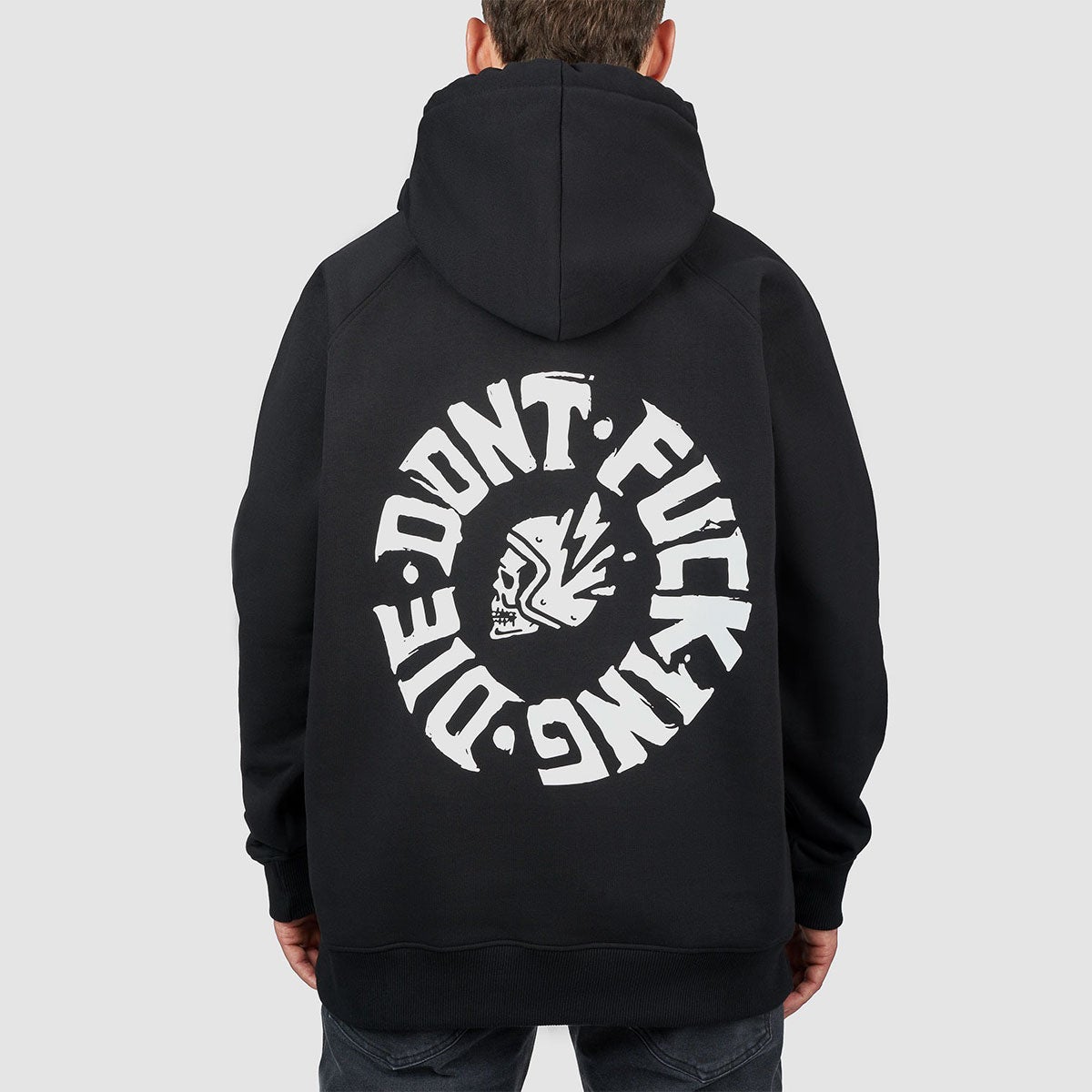 Pando Moto｜マックス ドント ダイ フーディ｜トップス｜ブラック｜モデル着用